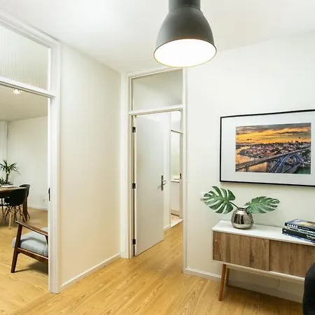 Aposentus - Elegant Functionality Downtown Apartment
