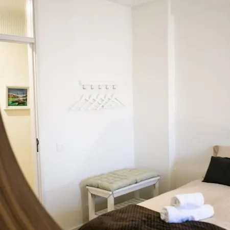 Aposentus - Elegant Functionality Downtown Apartment