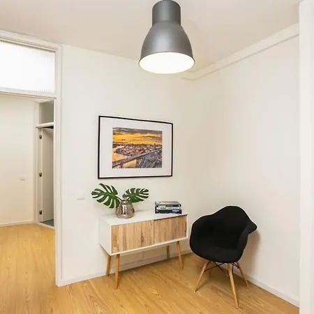 Aposentus - Elegant Functionality Downtown Apartment