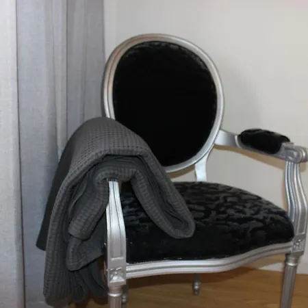 Aposentus - Elegant Functionality Downtown Appartement